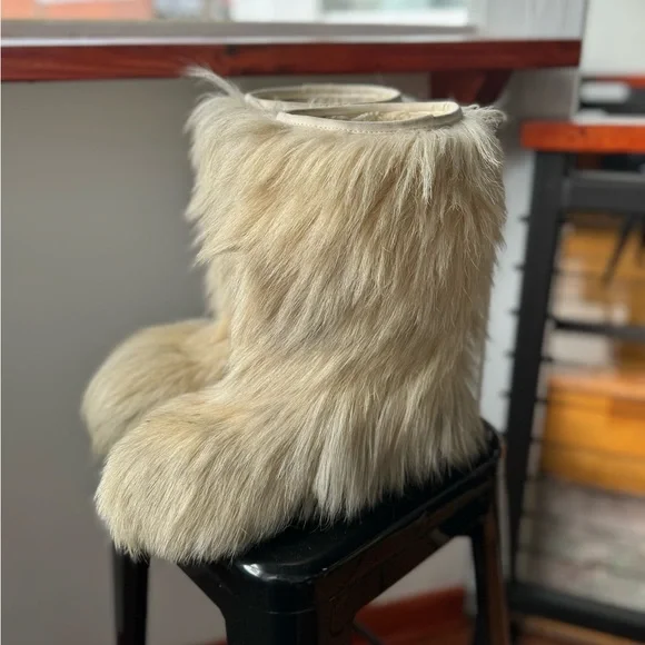 Vintage Modes Power 38 CREAM FUR BOOTS EUC - Picture 1 of 7